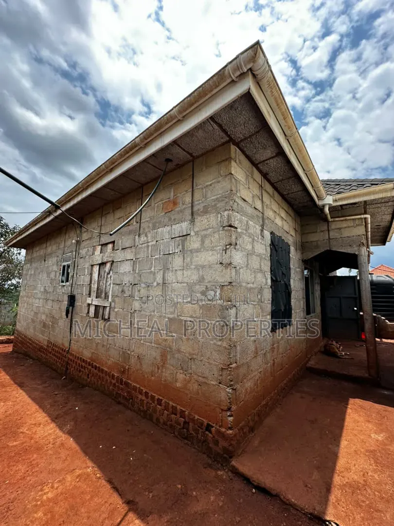 3bdrm House in Katende Masaka Rd, Wakiso / Wakiso for sale