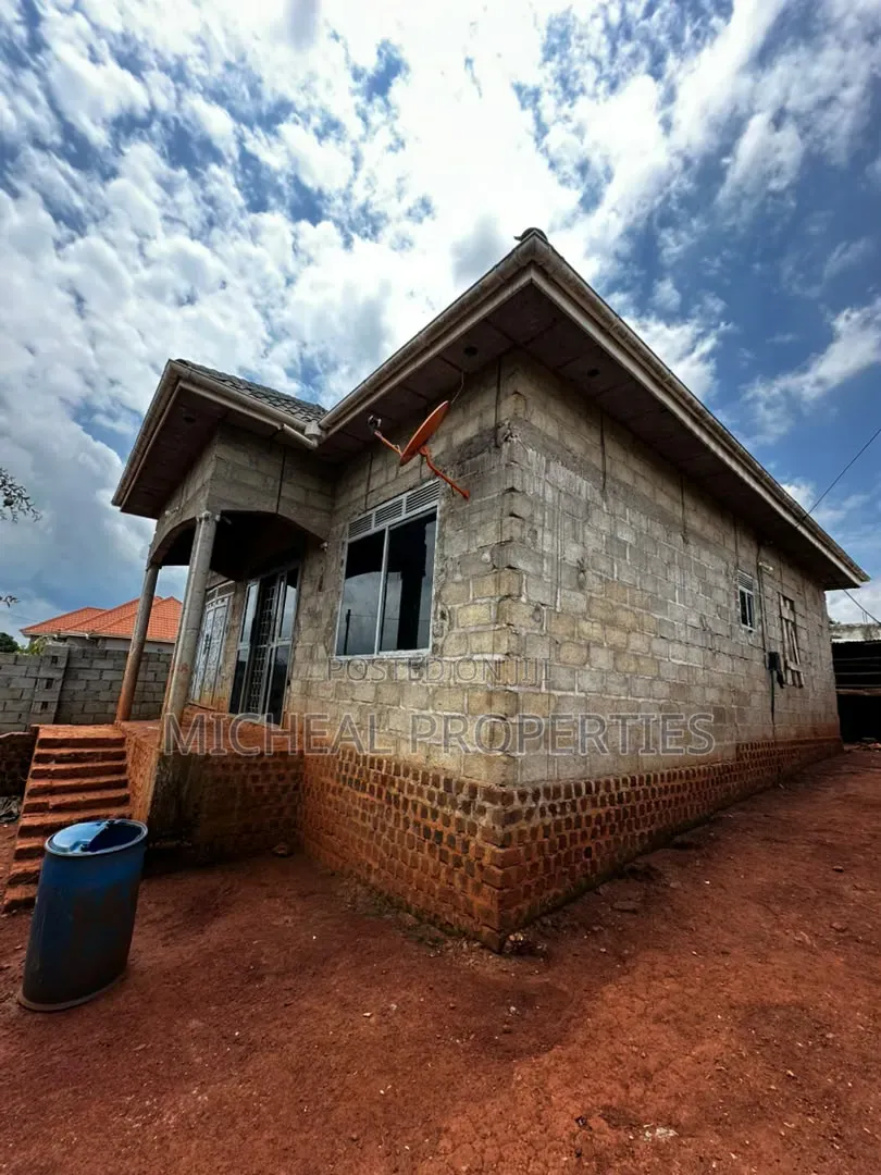 3bdrm House in Katende Masaka Rd, Wakiso / Wakiso for sale