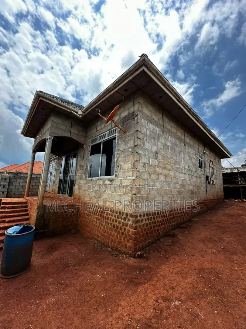 3bdrm House in Katende Masaka Rd, Wakiso / Wakiso for sale