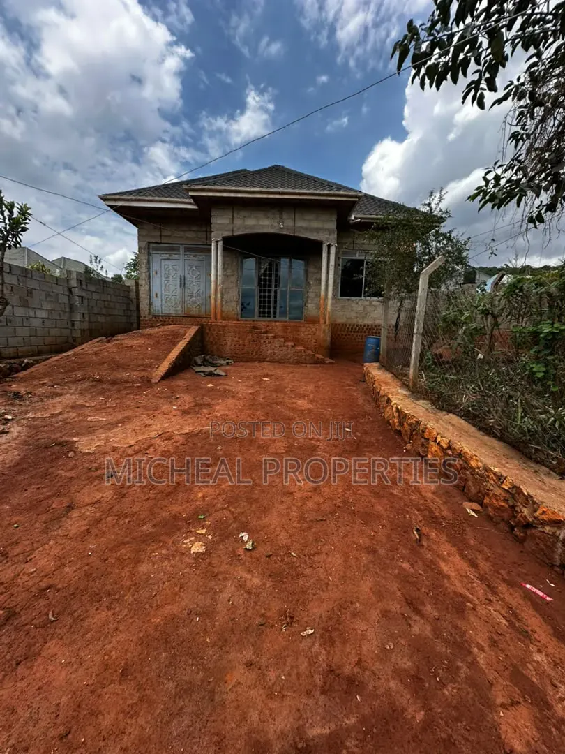 3bdrm House in Katende Masaka Rd, Wakiso / Wakiso for sale