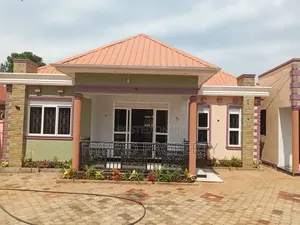 3bdrm House in Wakiso~Kayunga Along for sale