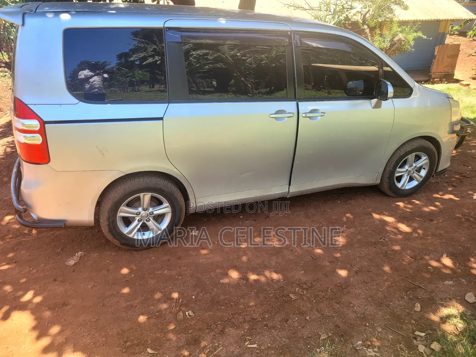 Toyota Noah 2.0 158hp AWD (8 Seater) 2010 Silver