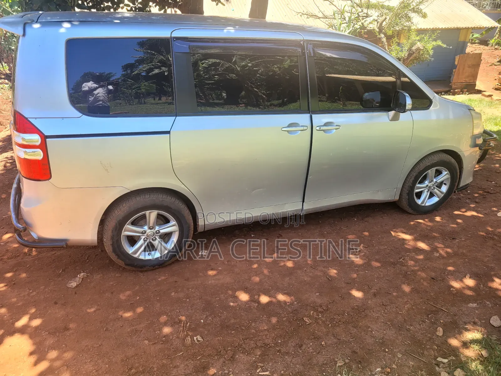 Toyota Noah 2.0 158hp AWD (8 Seater) 2010 Silver