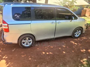 Toyota Noah 2.0 158hp AWD (8 Seater) 2010 Silver