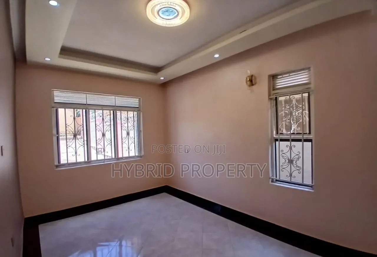 3bdrm House in Wakiso~Kayunga Along for sale