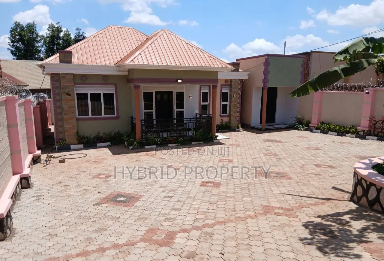 3bdrm House in Wakiso~Kayunga Along for sale