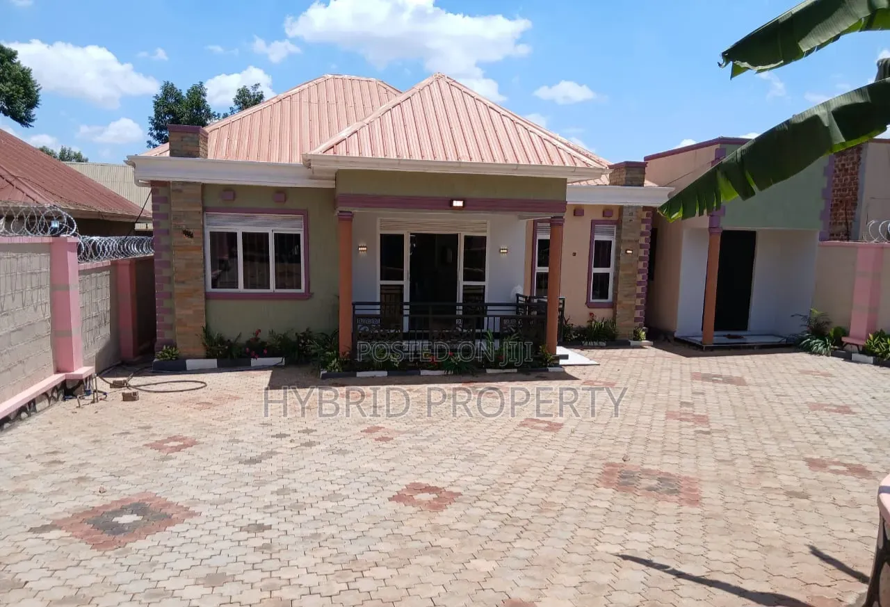 3bdrm House in Wakiso~Kayunga Along for sale