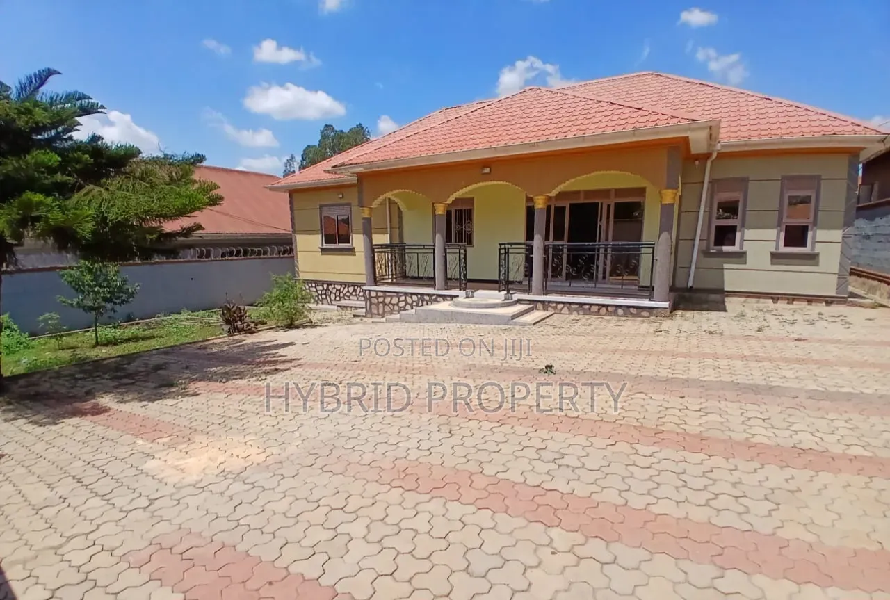 5bdrm House in Wakiso~Kayunga Town for sale