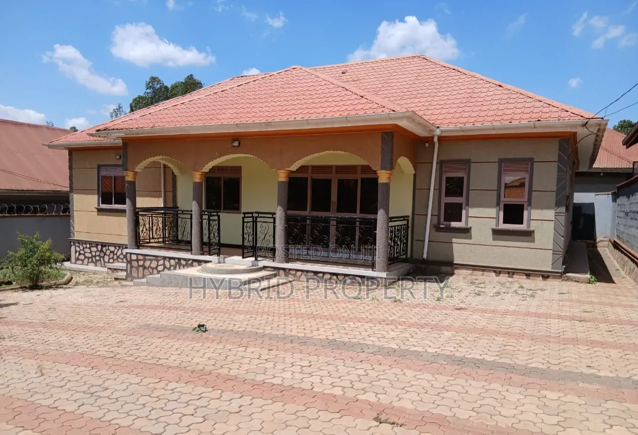5bdrm House in Wakiso~Kayunga Town for sale