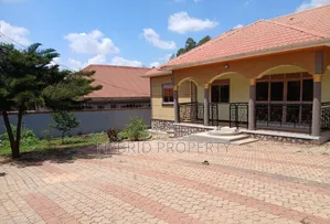 5bdrm House in Wakiso~Kayunga Town for sale