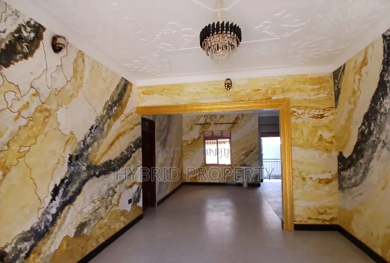 5bdrm House in Wakiso~Kayunga Town for sale