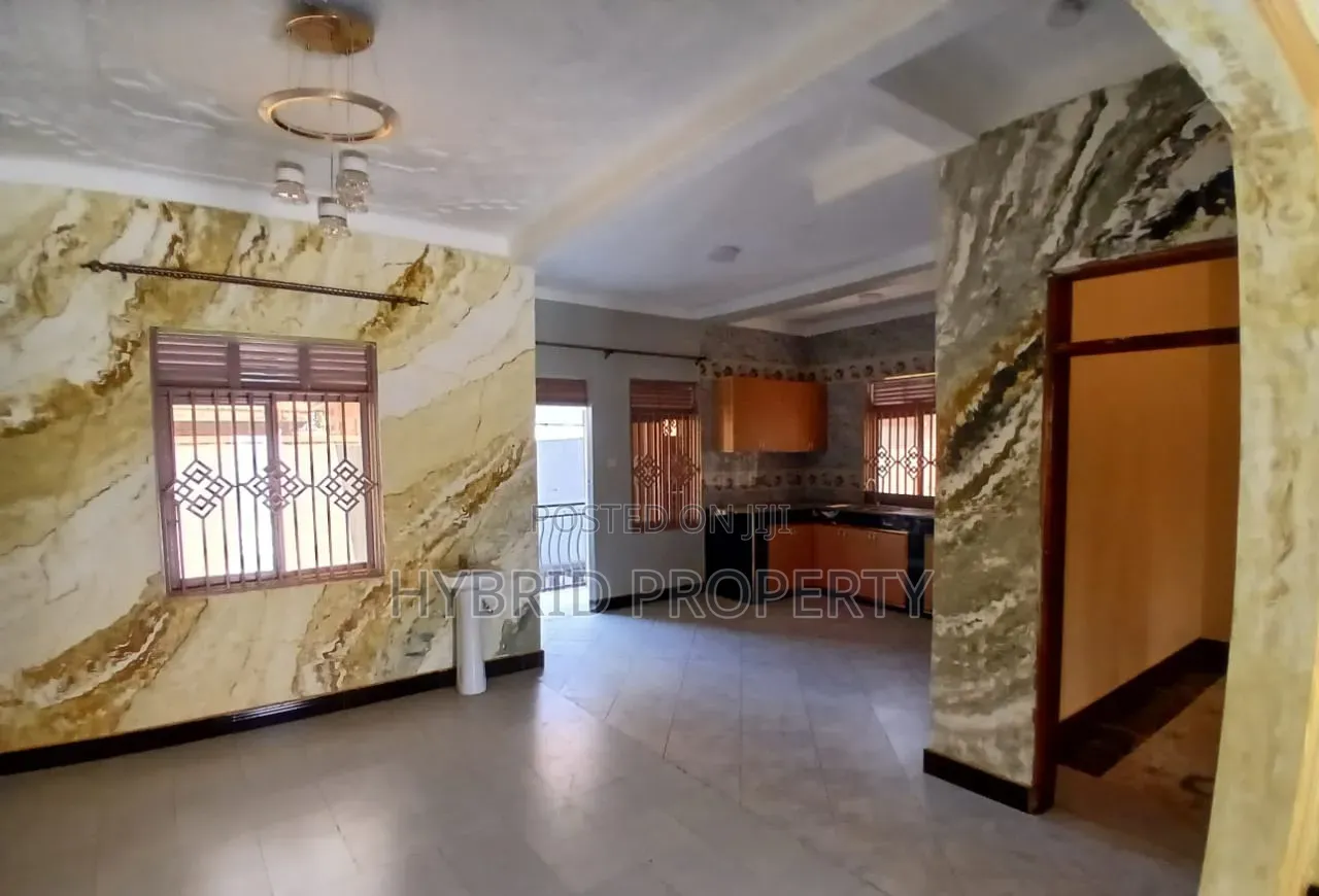 5bdrm House in Wakiso~Kayunga Town for sale