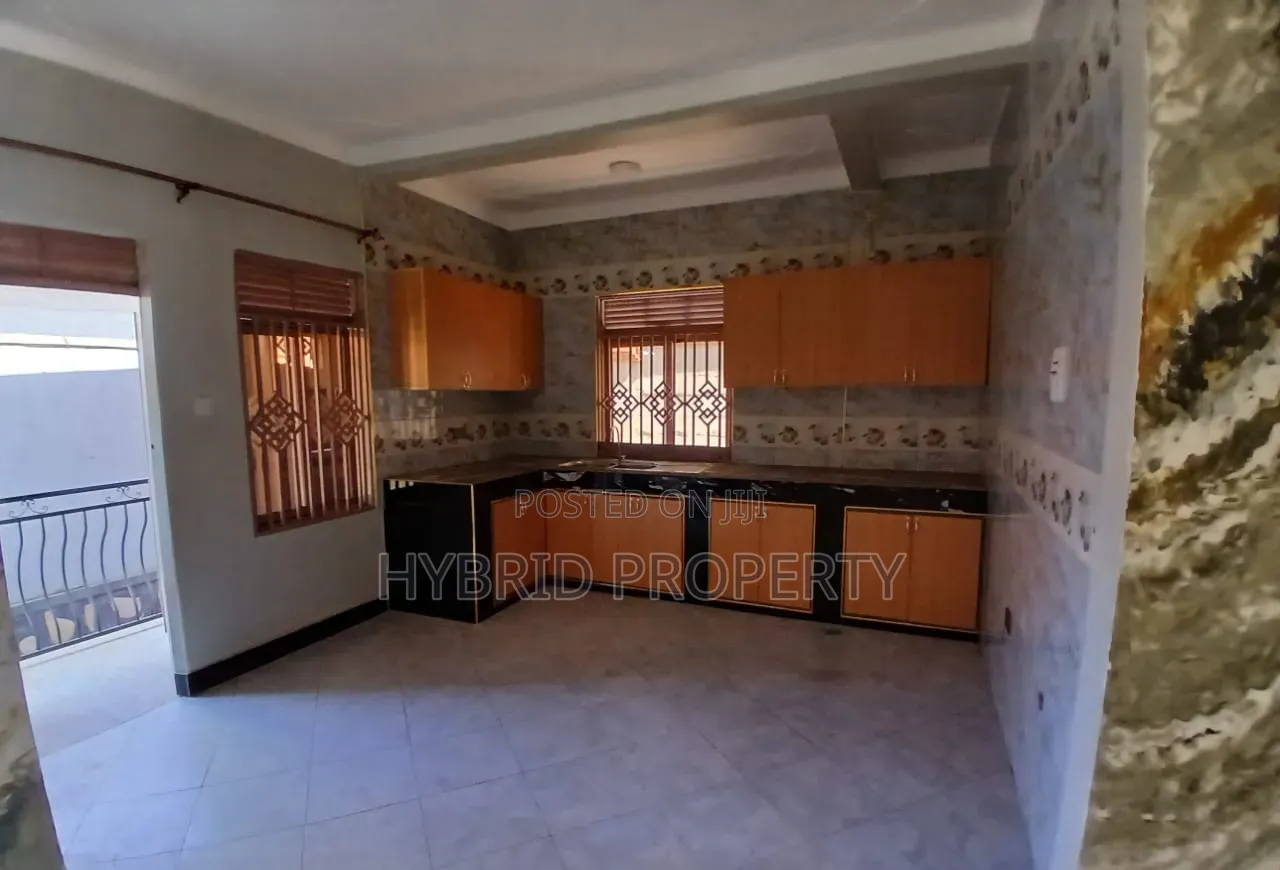 5bdrm House in Wakiso~Kayunga Town for sale