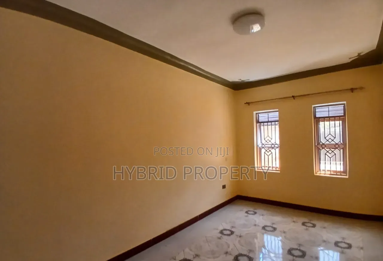 5bdrm House in Wakiso~Kayunga Town for sale