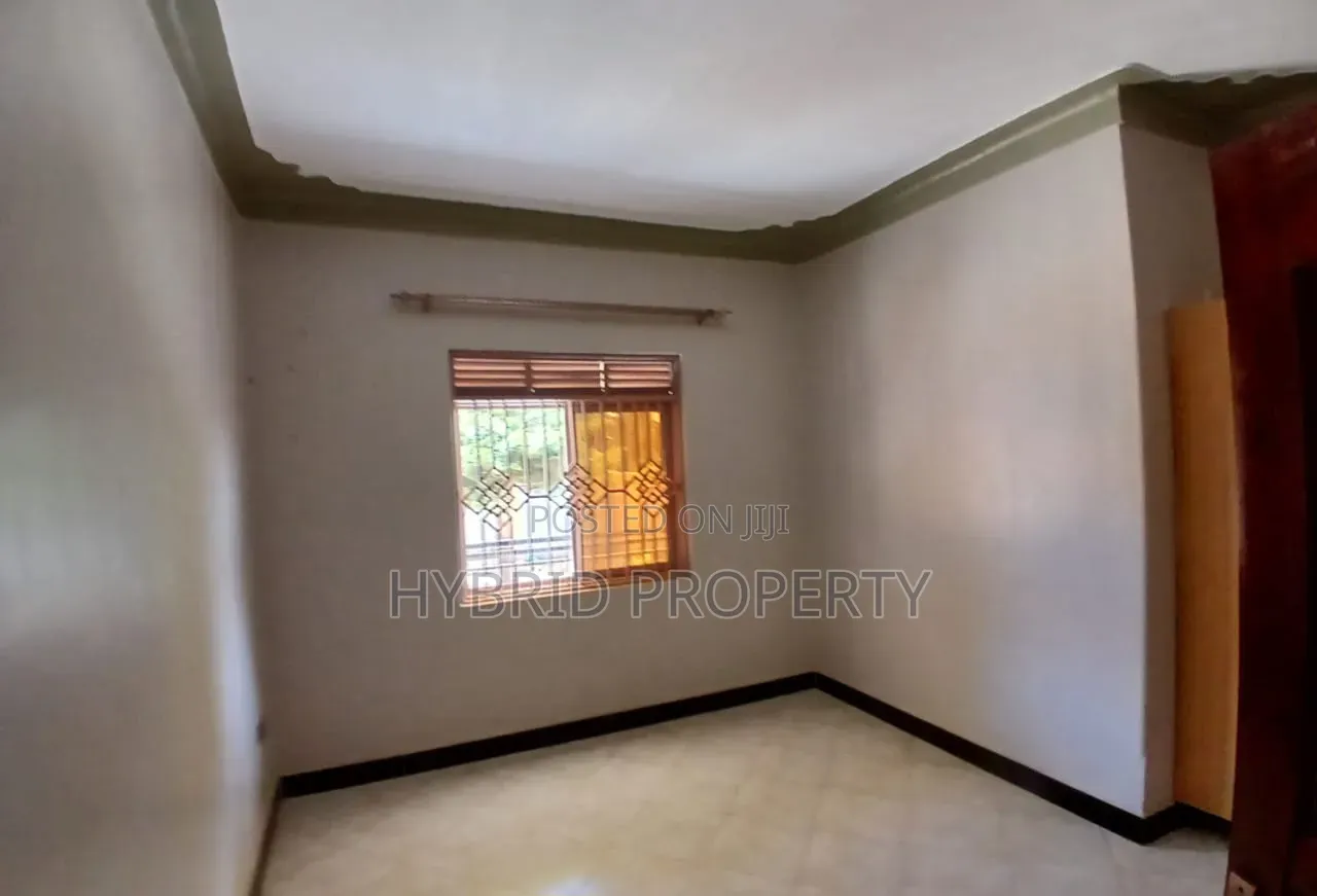 5bdrm House in Wakiso~Kayunga Town for sale
