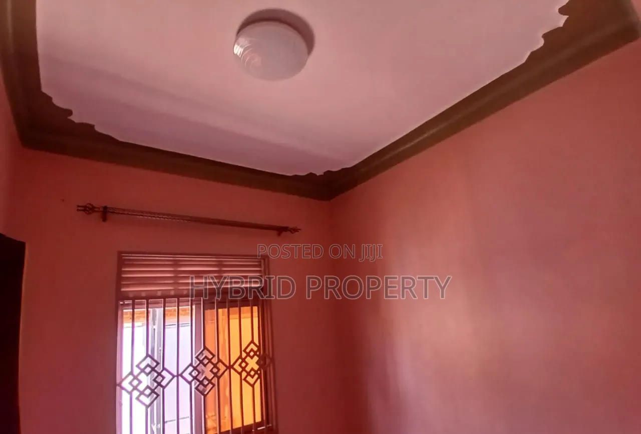 5bdrm House in Wakiso~Kayunga Town for sale