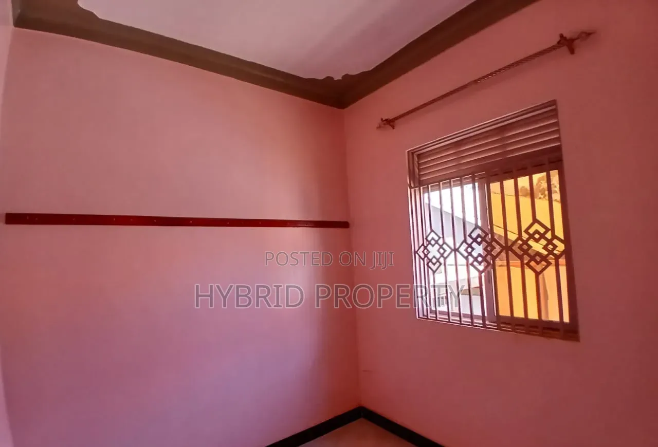 5bdrm House in Wakiso~Kayunga Town for sale