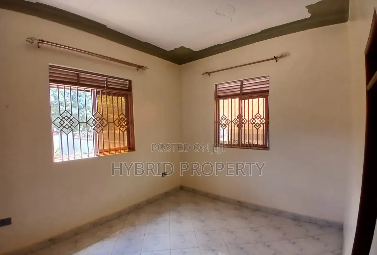 5bdrm House in Wakiso~Kayunga Town for sale