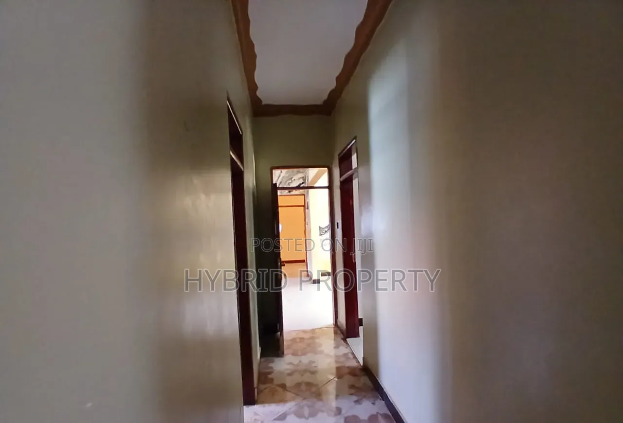 5bdrm House in Wakiso~Kayunga Town for sale