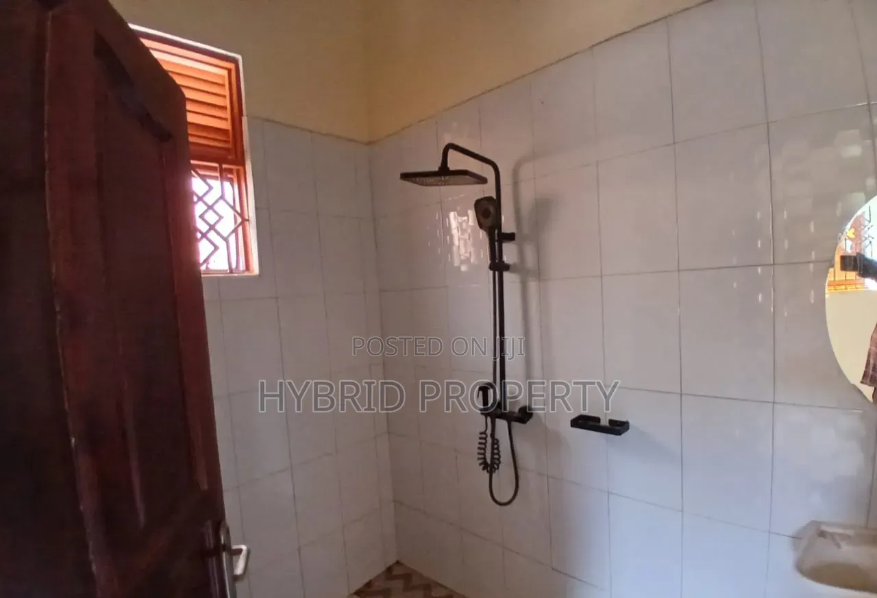 5bdrm House in Wakiso~Kayunga Town for sale