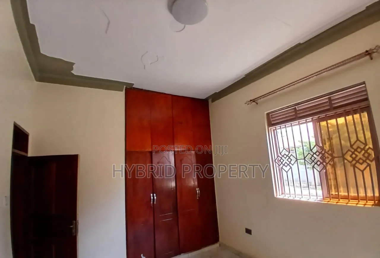 5bdrm House in Wakiso~Kayunga Town for sale