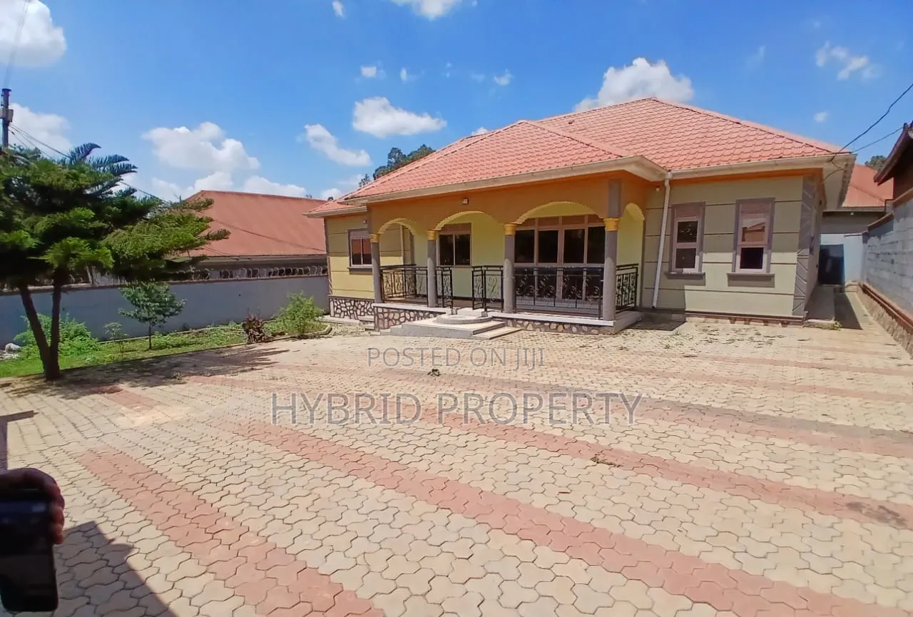 5bdrm House in Wakiso~Kayunga Town for sale