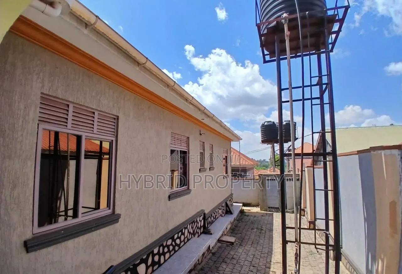 5bdrm House in Wakiso~Kayunga Town for sale