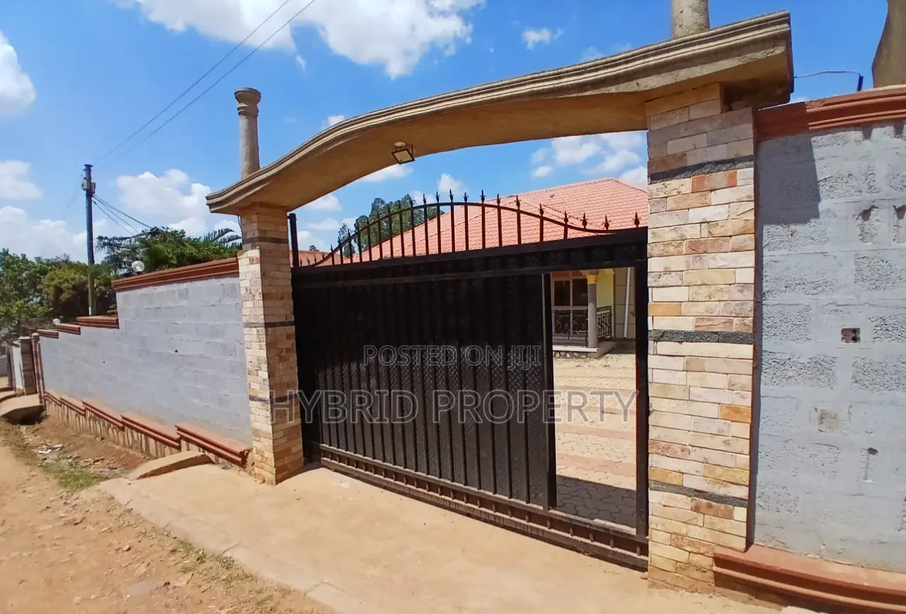 5bdrm House in Wakiso~Kayunga Town for sale