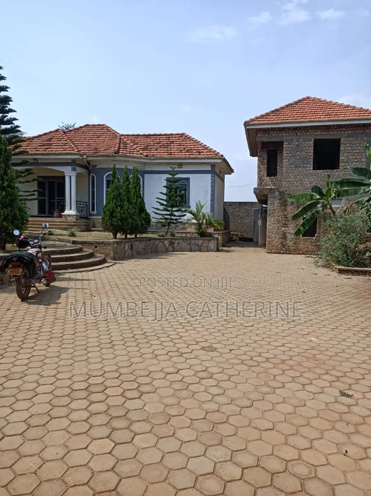 5bdrm House in Lukwanga, Wakiso / Wakiso for sale