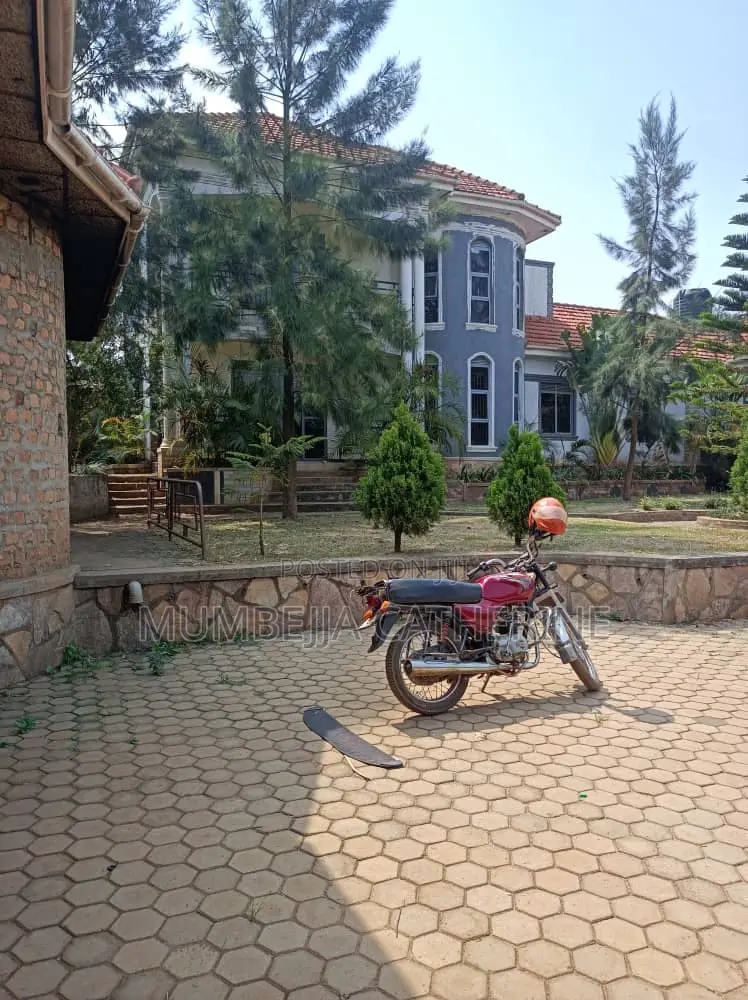 5bdrm House in Lukwanga, Wakiso / Wakiso for sale