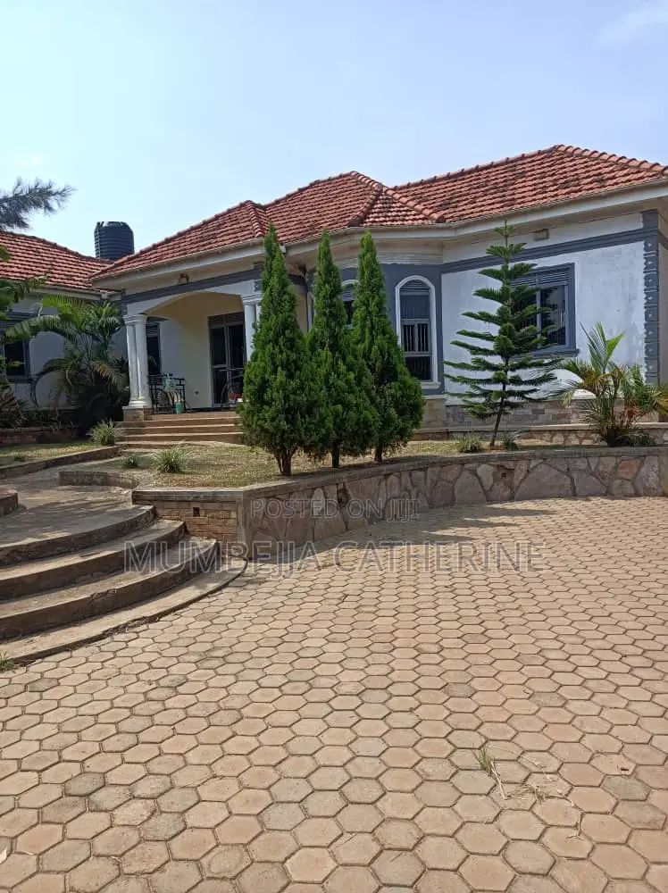 5bdrm House in Lukwanga, Wakiso / Wakiso for sale