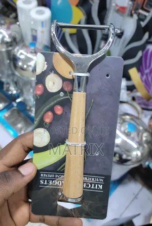 Vegetable Peeler With an Ergonomic Wooden Handle