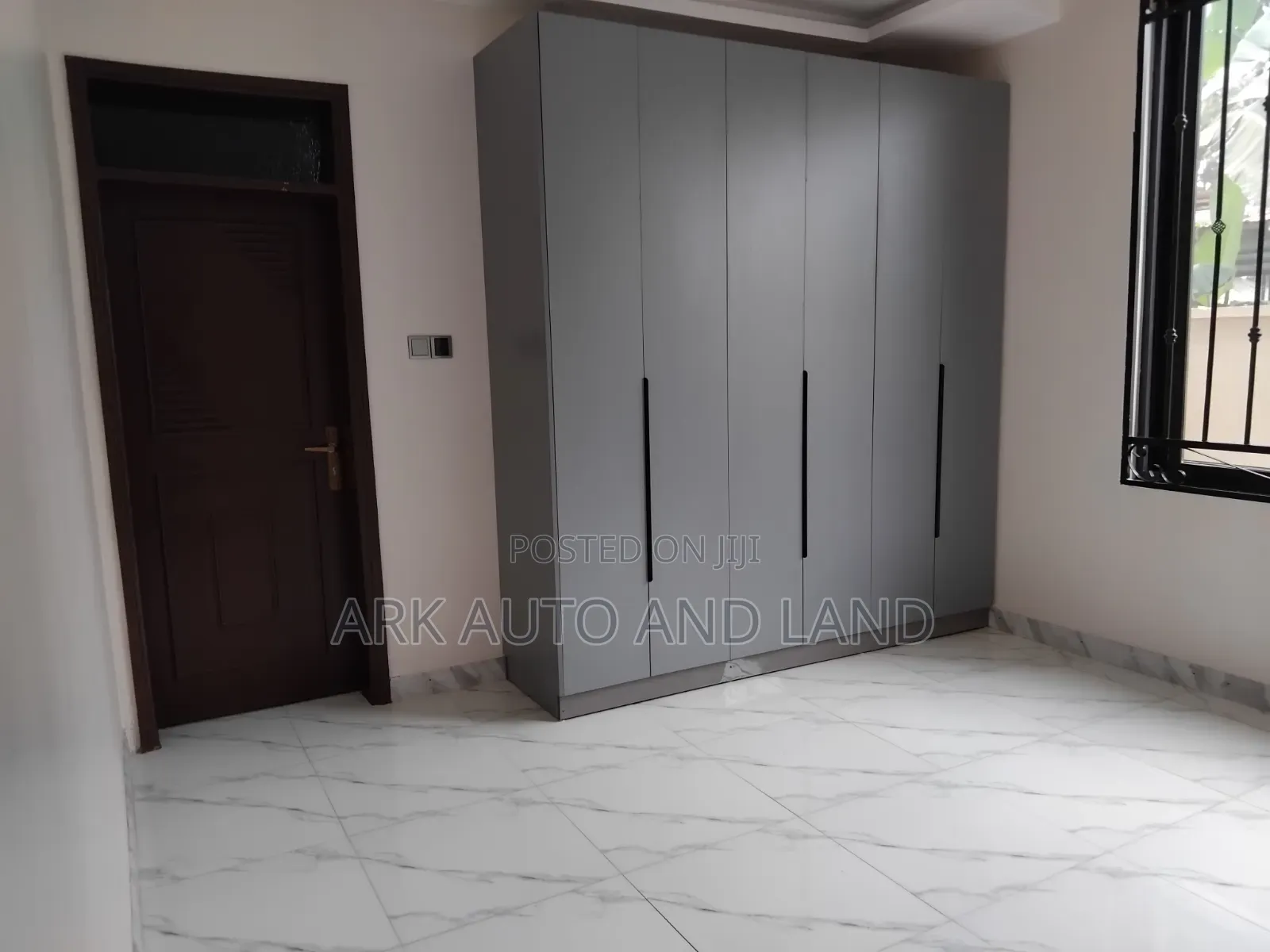 6bdrm House in Valley Drive, Kira for sale