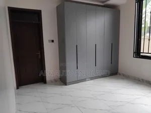 6bdrm House in Valley Drive, Kira for sale