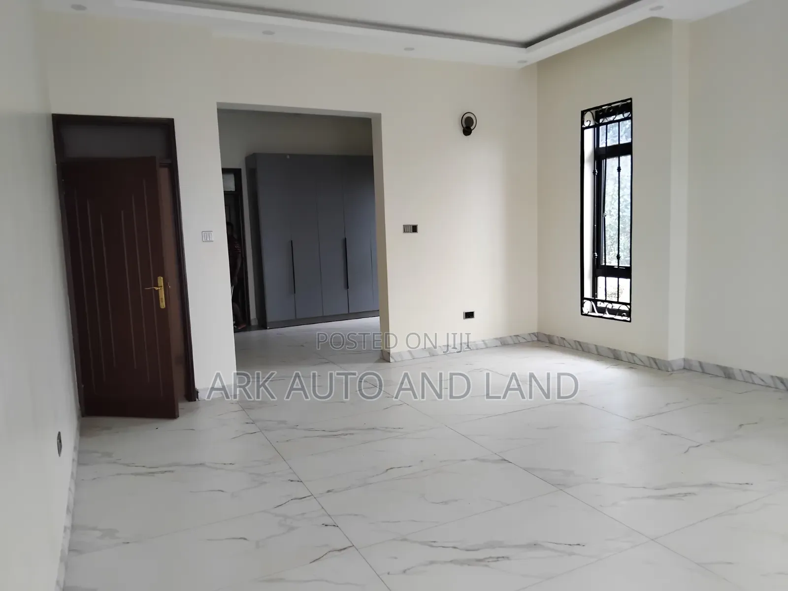 6bdrm House in Valley Drive, Kira for sale