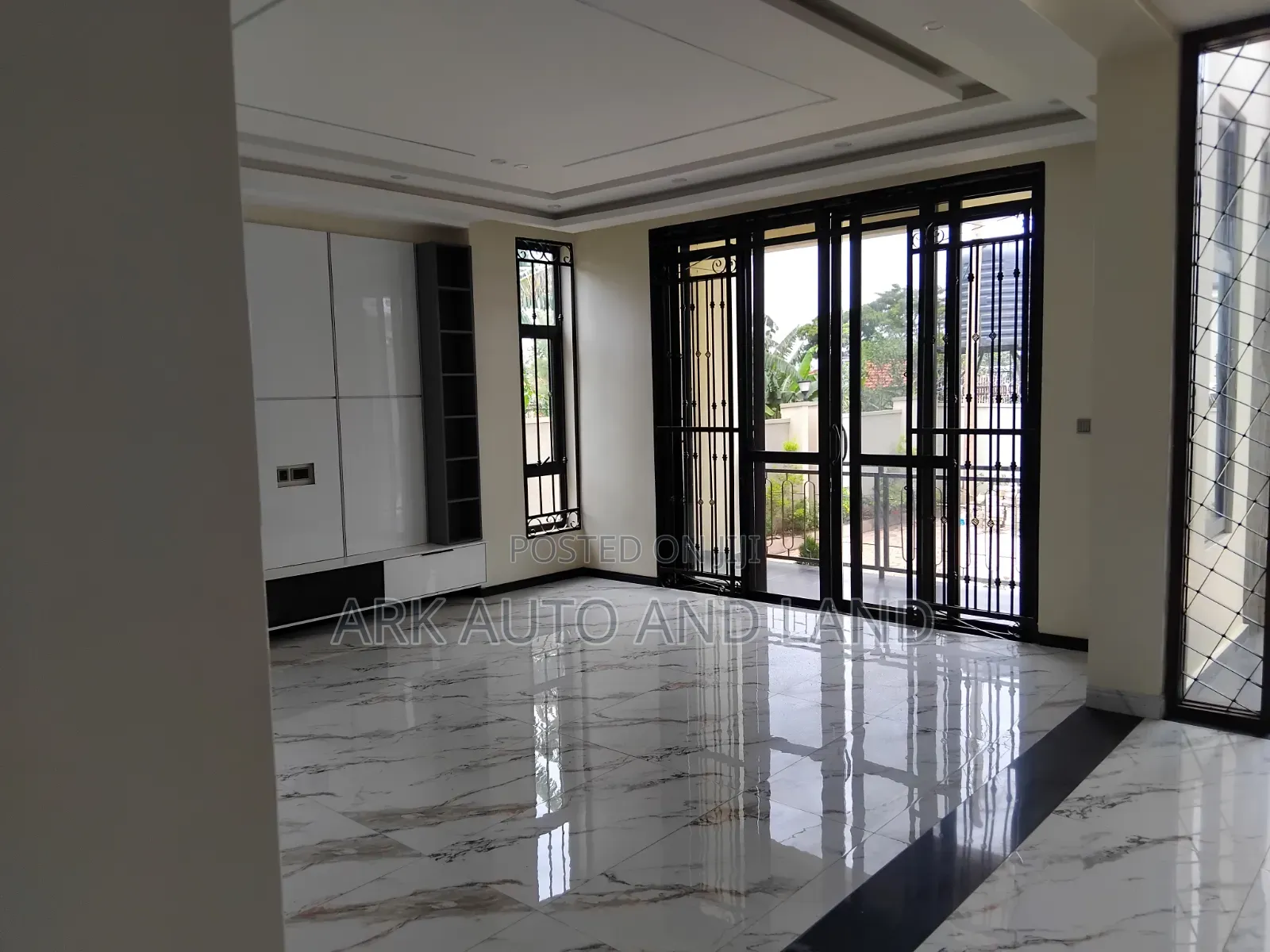 6bdrm House in Valley Drive, Kira for sale