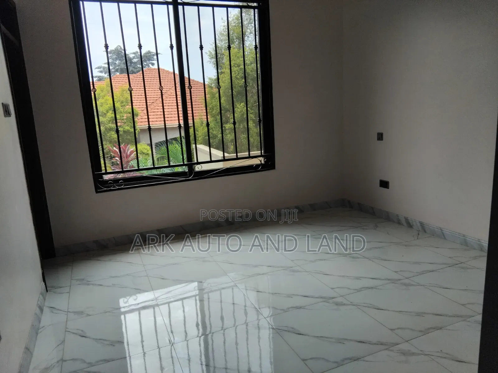 6bdrm House in Valley Drive, Kira for sale
