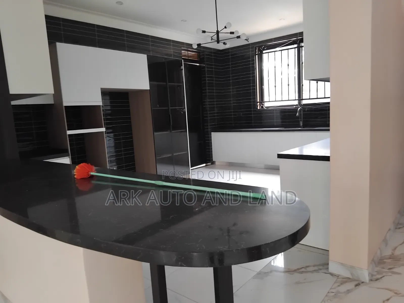 6bdrm House in Valley Drive, Kira for sale