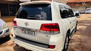 Toyota Land Cruiser 2016 White