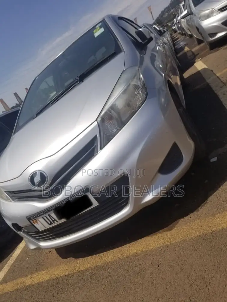 Toyota Vitz 1.3 FWD 3dr 2011 Silver