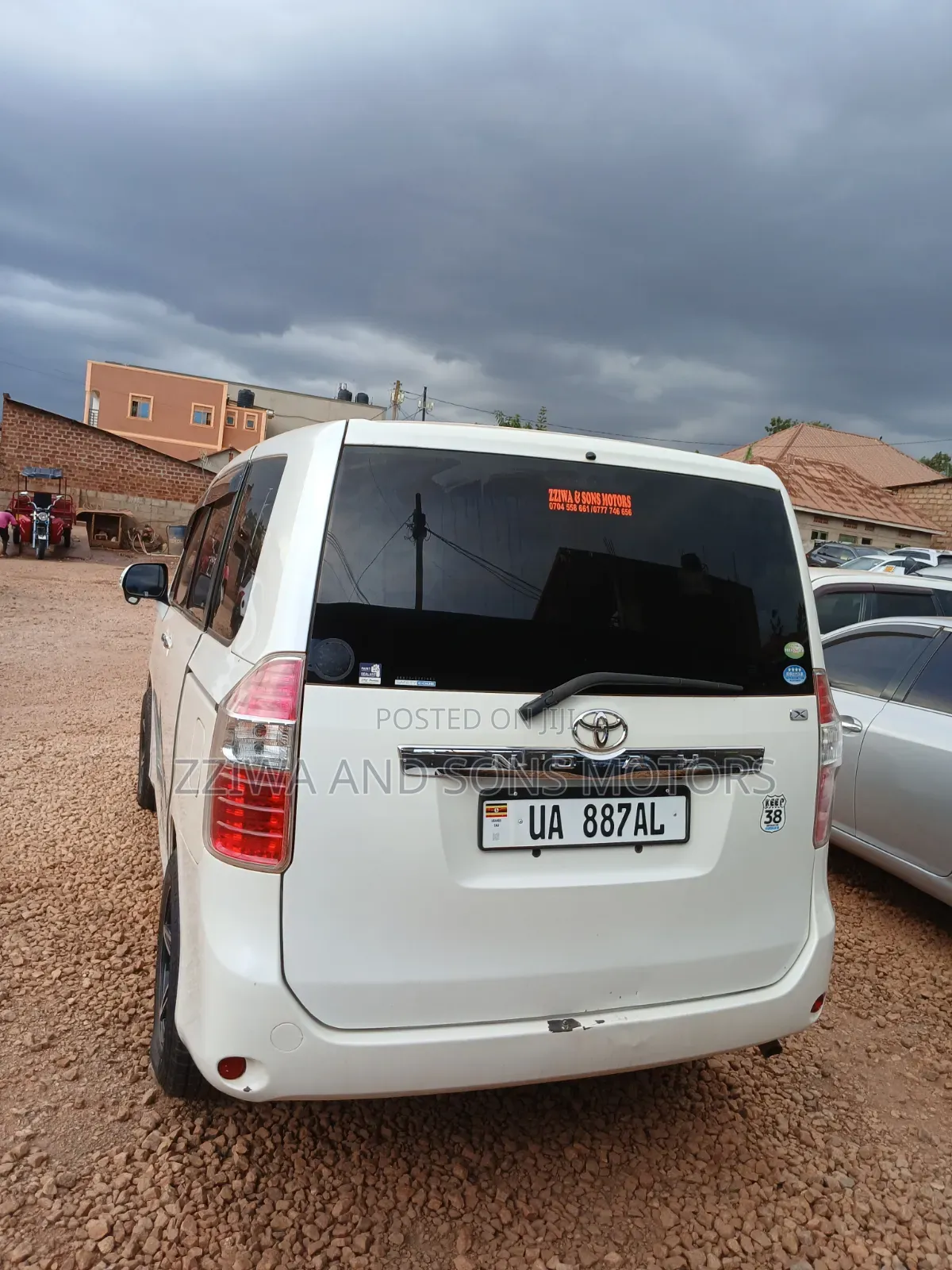 Toyota Noah 2.0 143hp AWD (8 Seater) 2010 White