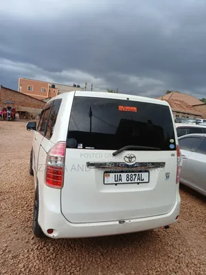 Toyota Noah 2.0 143hp AWD (8 Seater) 2010 White