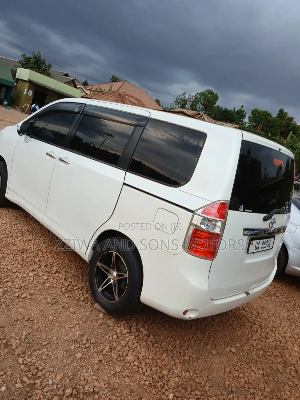 Toyota Noah 2.0 143hp AWD (8 Seater) 2010 White