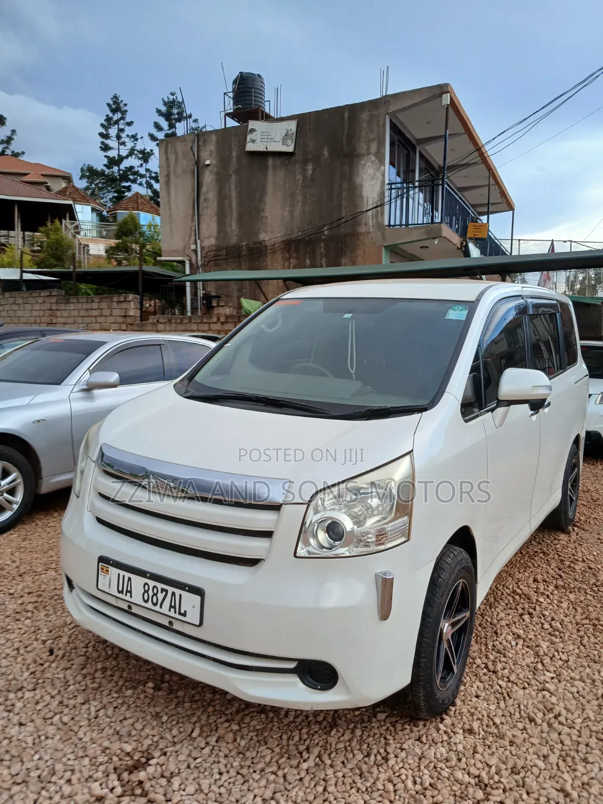 Toyota Noah 2.0 143hp AWD (8 Seater) 2010 White