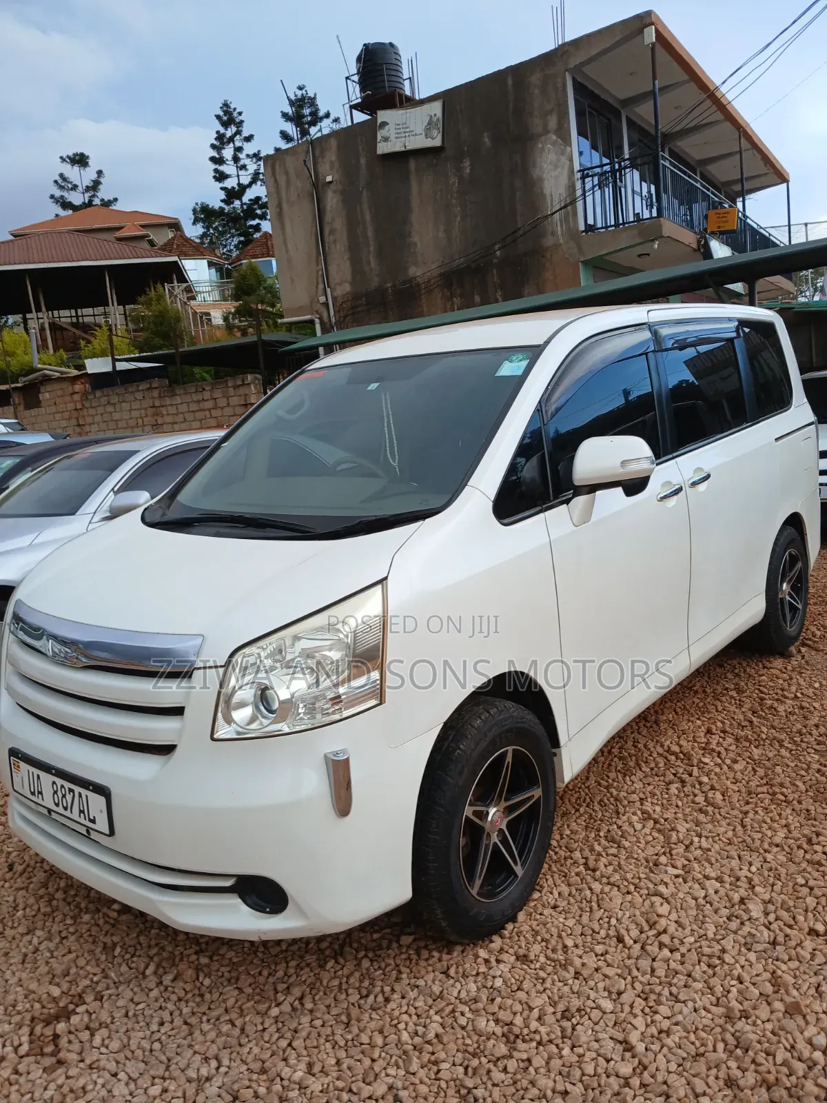 Toyota Noah 2.0 143hp AWD (8 Seater) 2010 White