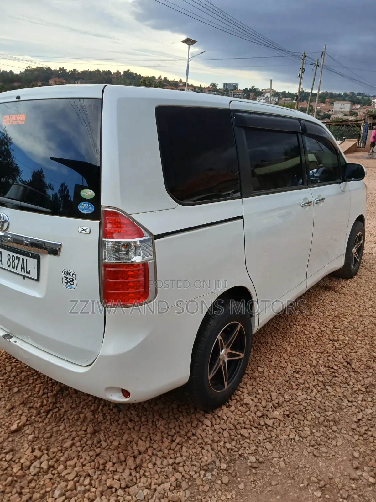 Toyota Noah 2.0 143hp AWD (8 Seater) 2010 White