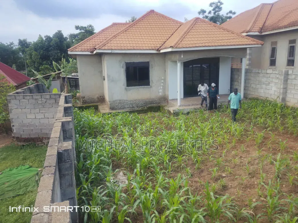 3bdrm House in Kasangati Matuga Rd, Wakiso / Wakiso for sale