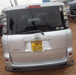 Toyota Sienta 2010 Silver