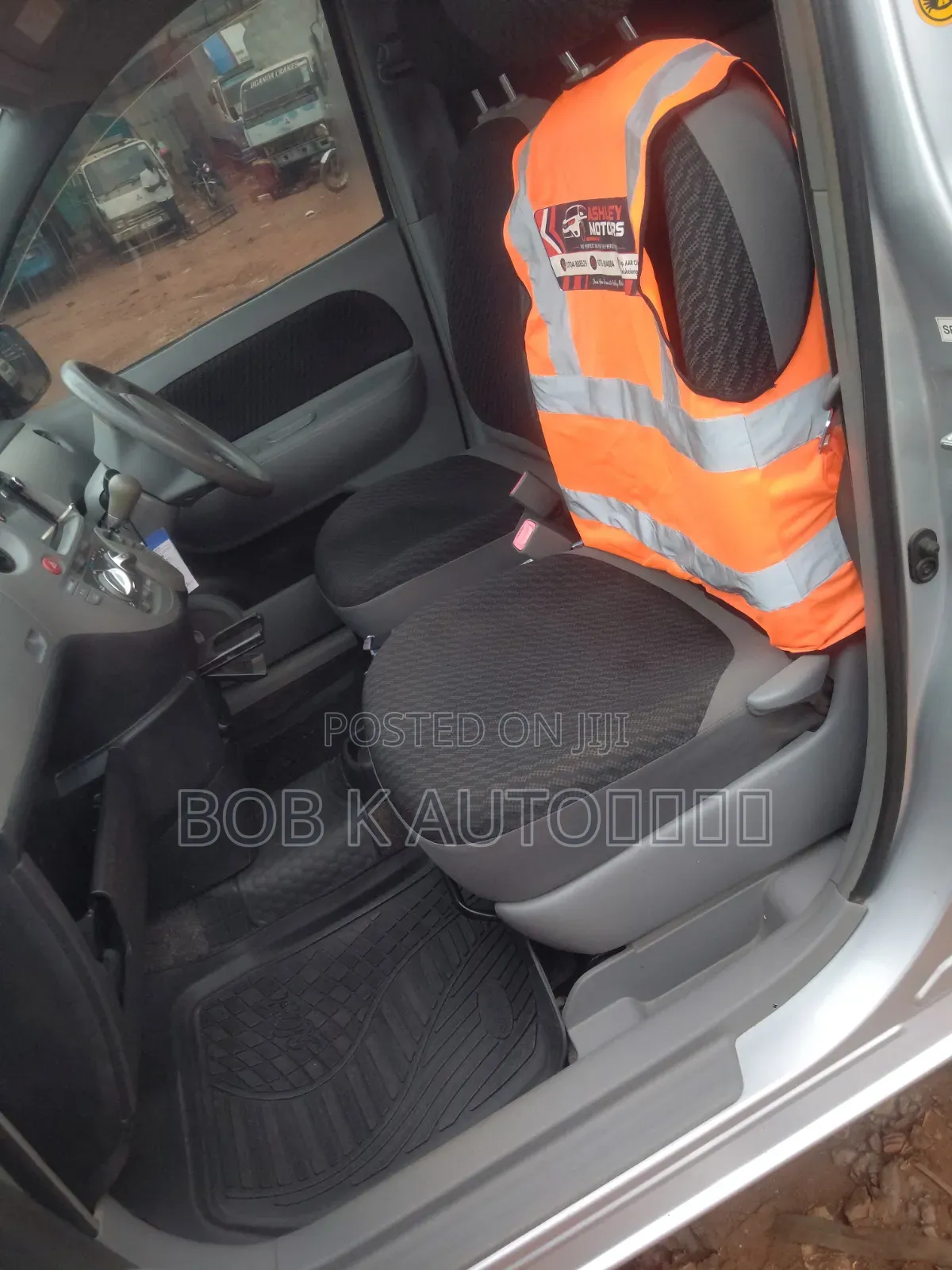 Toyota Sienta 2010 Silver