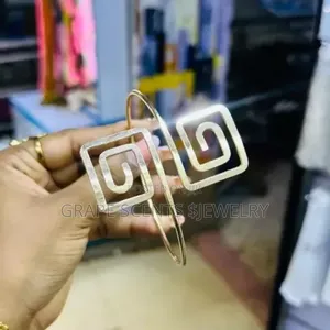 Gold-Colored Upper-Arm Cuff/Armlet Piece